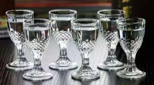 白酒為何不標注保質期？酒精飲料的獨特屬性解析