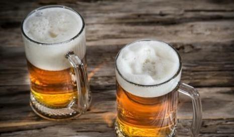 新春佳節(jié)需警惕 白酒啤酒勿混飲，酒精飲料皆須慎